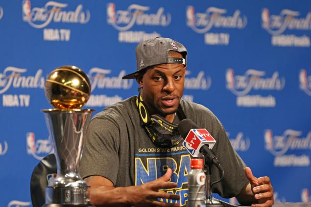 Andre Iguodala with Finals MVP trophy